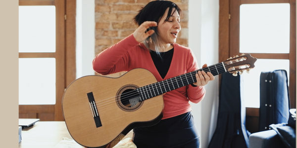 Paula Lazzarini 制作家谈论吉他。